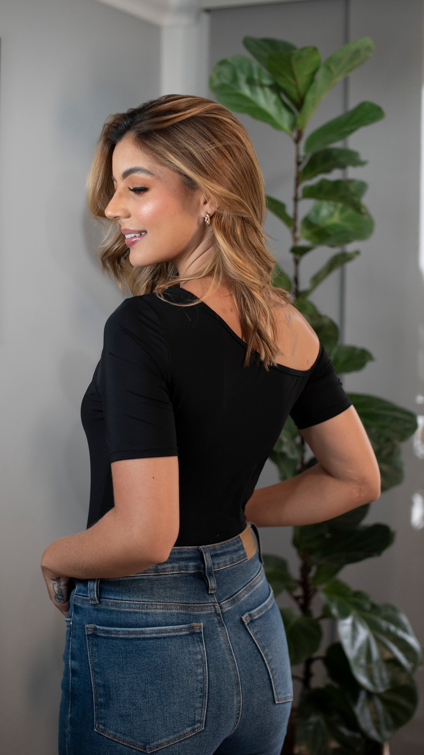 Aura Tee – Daily Essentials
